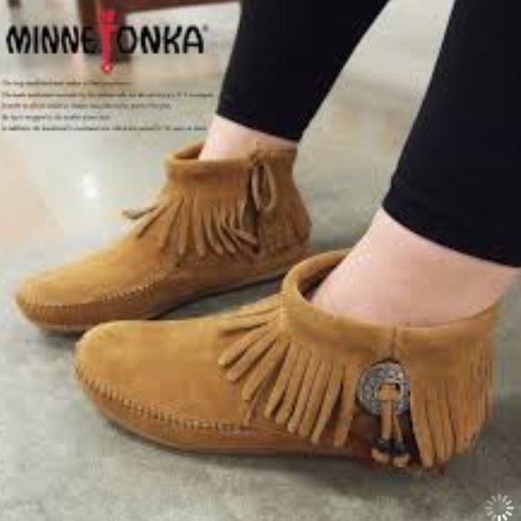 minnetonka concho feather boot